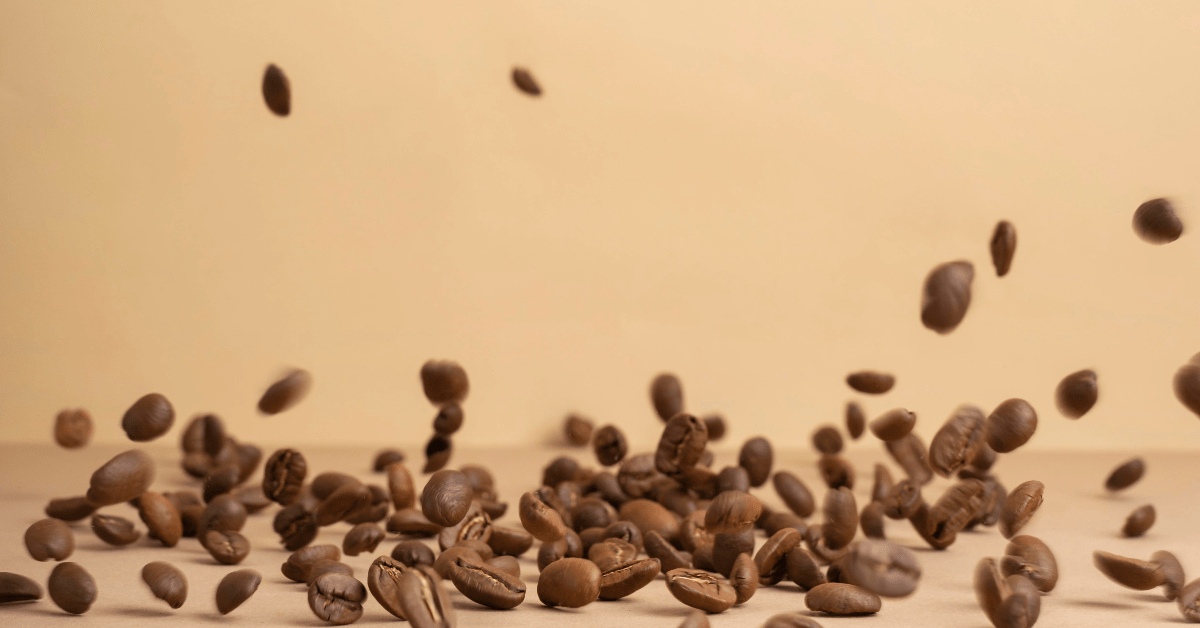 cuanta cafeina tiene una taza de café